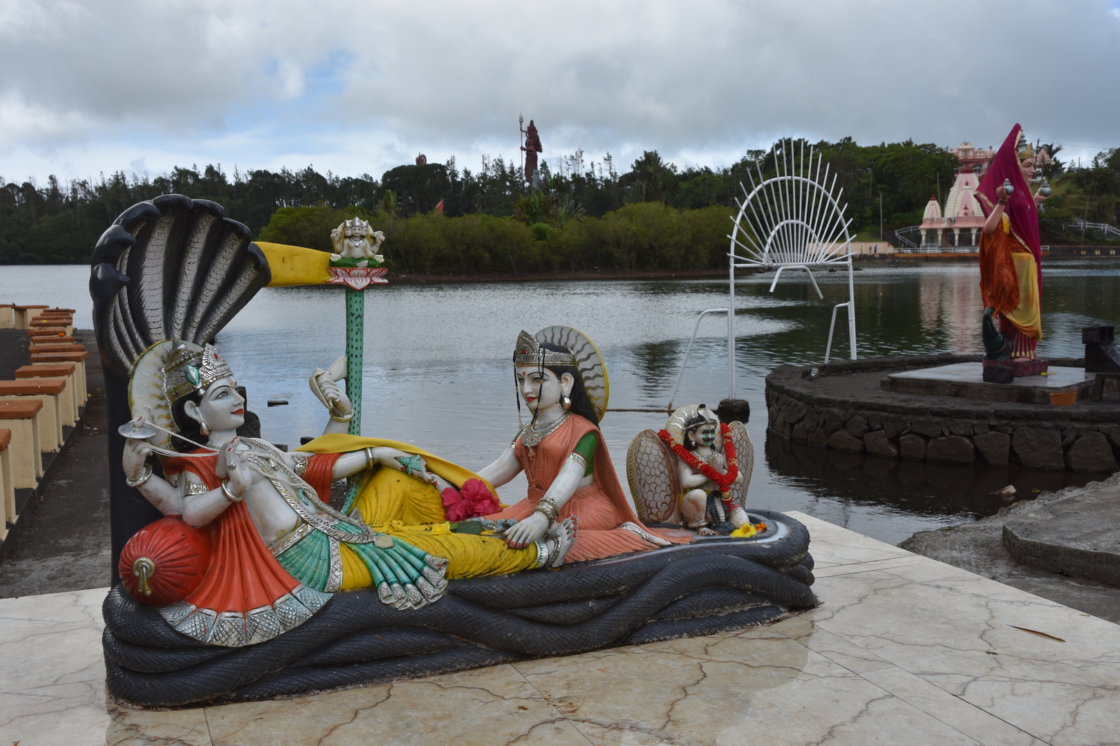 Grand Bassin :: Ganga Talao Temple :: statues along the lake promenade