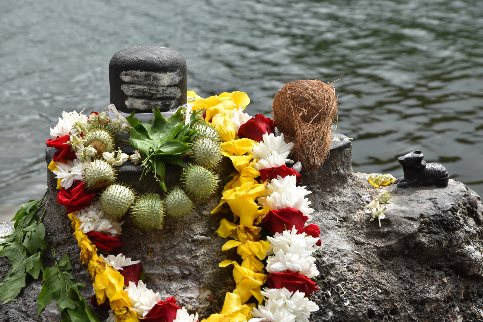Grand Bassin :: Ganga Talao Temple :: a small lingam just by the shore