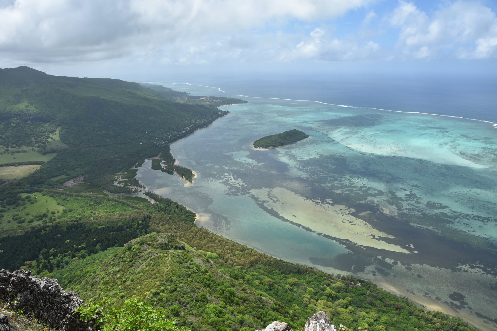 Le Morne Brabant cross :: Îlot Fourneau in the middle of the southern lagoon