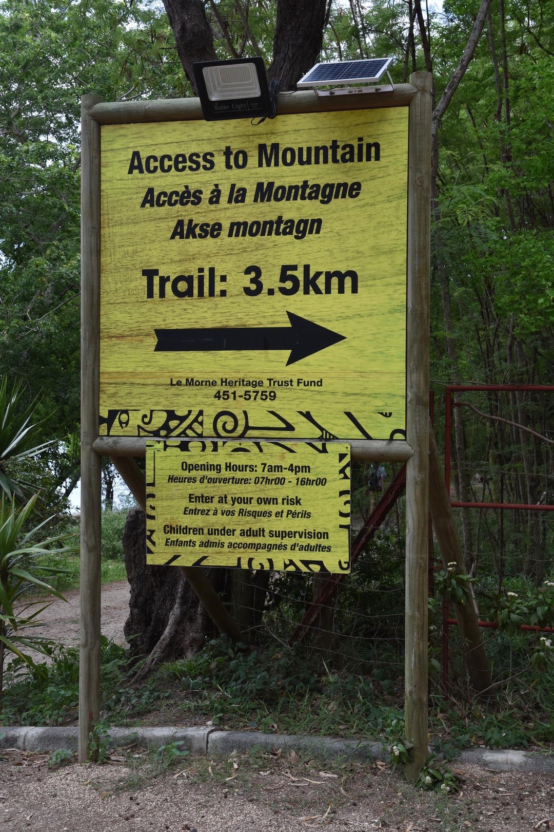 Le Morne Brabant :: the trail starting point, note the Creole language