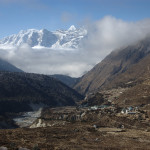 Sidetrip to Ama Dablam BC :: looking back to the village of Pangboche :: low clouds appear